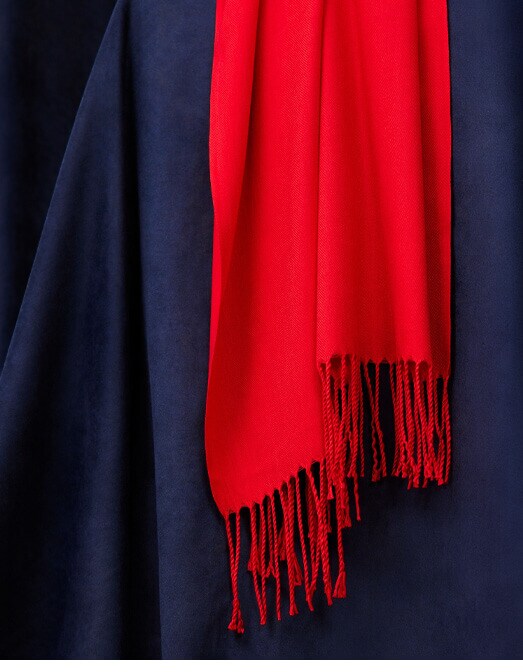 czerwony szal damski - jednolity kolor szalika, świetny do czarnego płaszcza damskiego