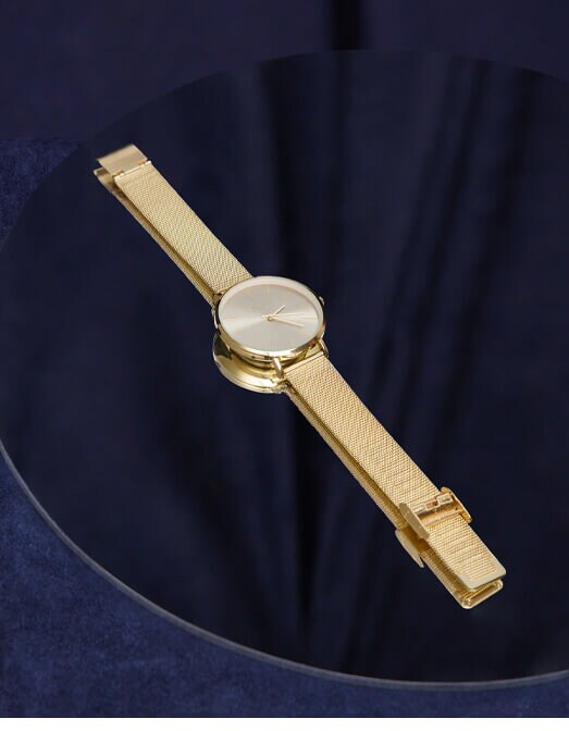 złoty zegarek damski na granatowym tle - piękny i praktyczny prezent