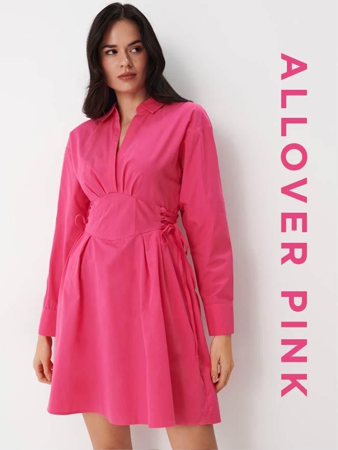 modelka w różowej sukience z wiązaniem w talii i kołnierzykiem