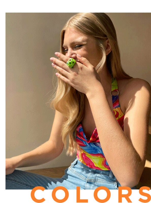 modne stylizacje 2022 - uśmiechnięta dziewczyna z pierścionkami w modnej stylizacji na lato 