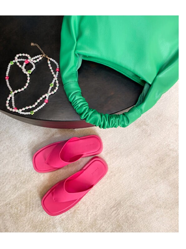 kompozycja - propozycja stylizacji 2022, połączenie różowego z zielonym, torebka i klapki