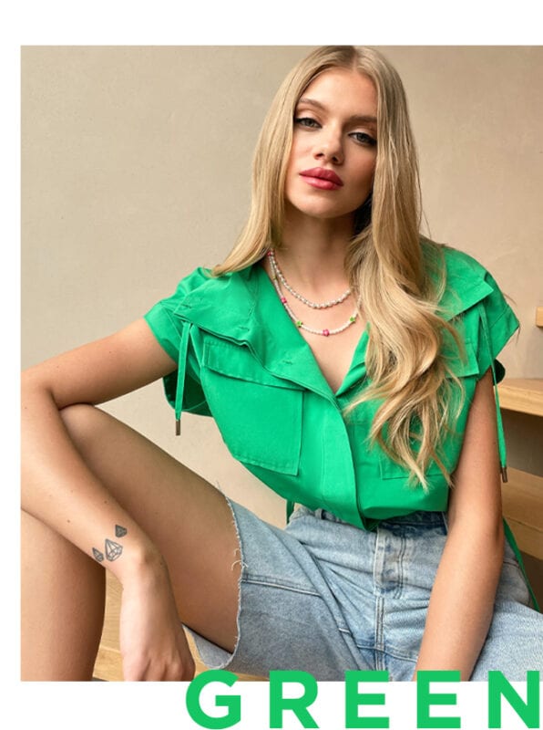 zielona bluzka jako modna stylizacja 2022