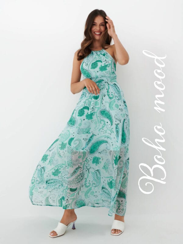 modelka prezentująca sukienkę w motyw parsley w turkusowym kolorze