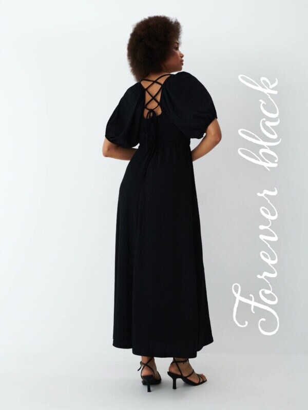 sukienka maxi w czarnym kolorze i wiązaniem na plecach na modelce ciemnoskórej 