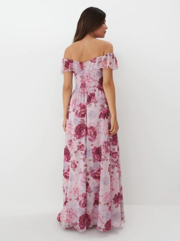 długa sukienka w różowe kwiaty z odkrytymi ramionami 