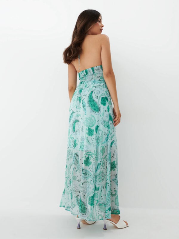 kobieta w sukience z odkrytymi plecami w modny wzór parsley 