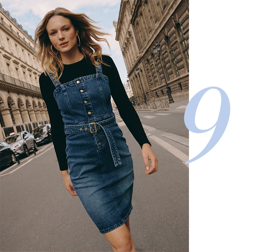 modelka w jeansowej sukience z paskiem w talii idąca przez paryskie ulice
