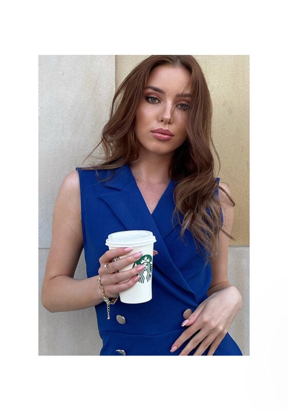 kobieta w niebieskiej sukience z kawą