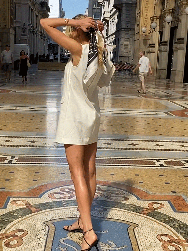 blondynka w białej sukience mini o trapezowym kroju