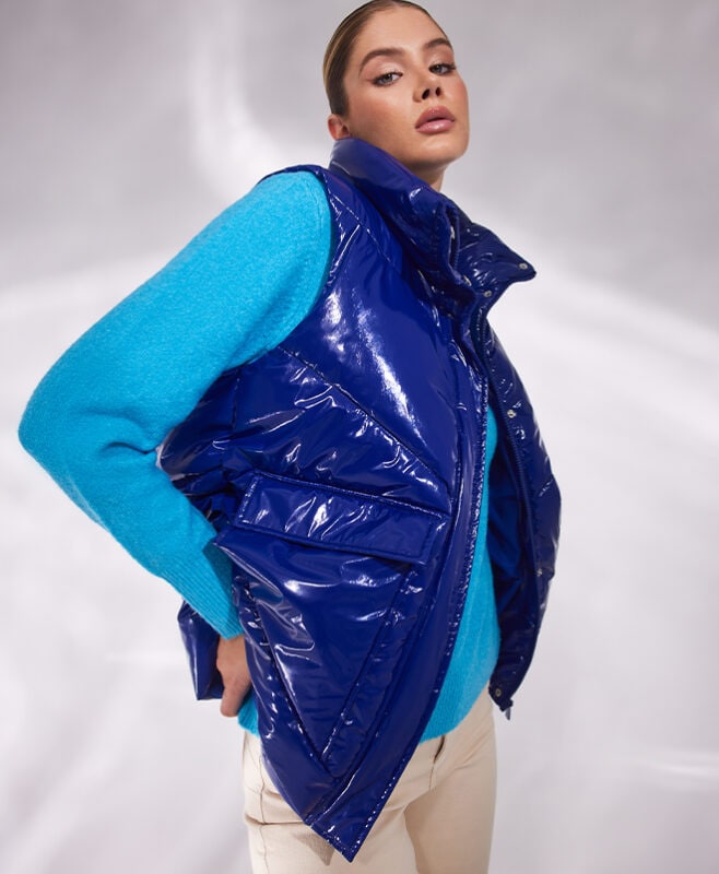kobieta w kamizelce w kobaltowym kolorze i niebieskim swetrze