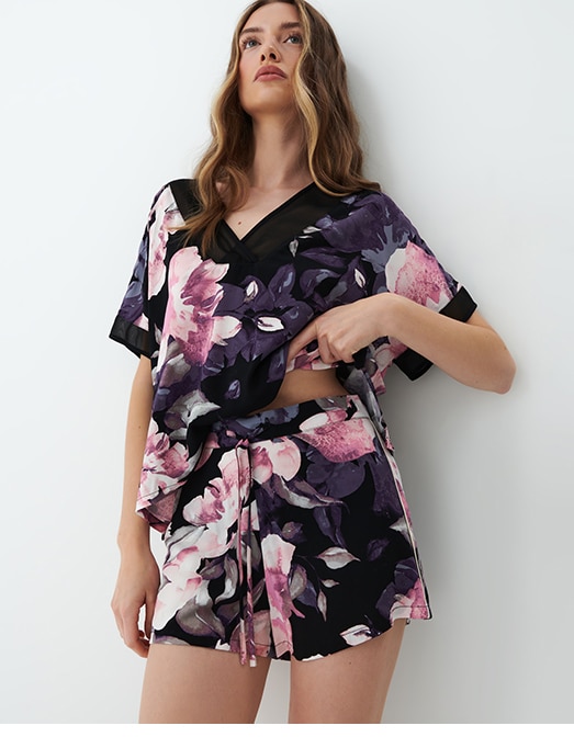 modelka prezentująca komplet piżamowy: koszulka z krótkim rękawem plus szorty