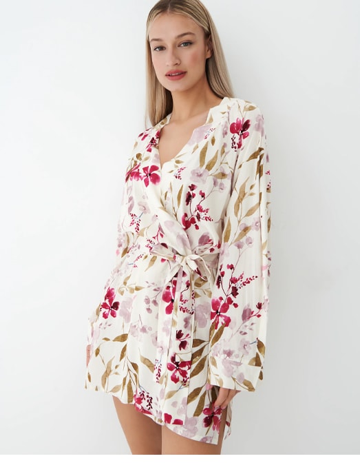 kobieta w szlafroku w jasnym kolorze w czerwono-różowe kwiaty