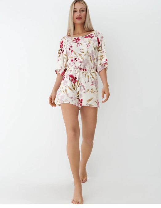 piżama jednoczęściowa wykonana z wiskozy na modelce