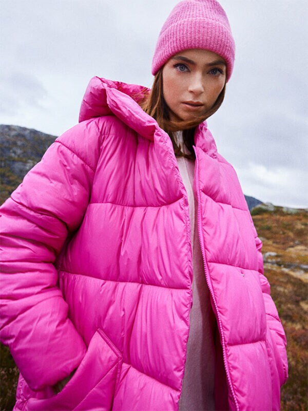 stylizacja z pikowanym płaszczem w różowym kolorze i różową czapką