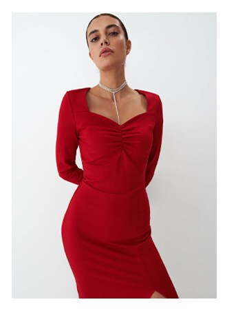 czerwona sukienka midi z rozcięciem