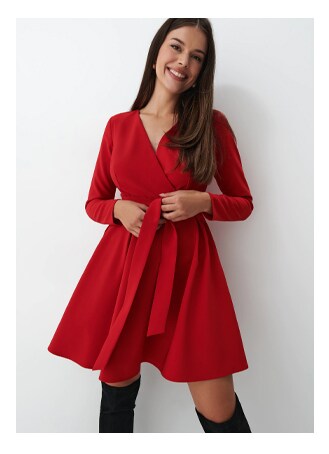 czerwona sukienka mini z wiązaniem