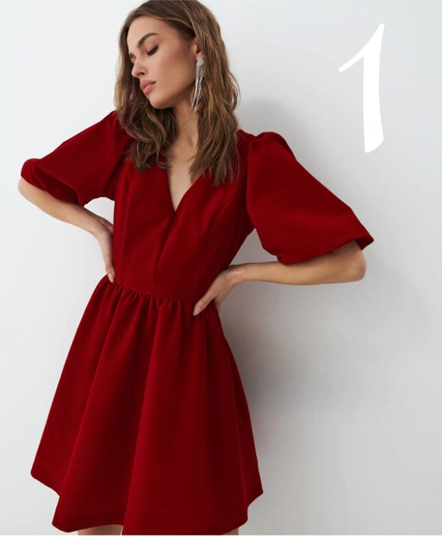 ciemnoczerwona sukienka mini z falbaną i bufiastymi rękawami