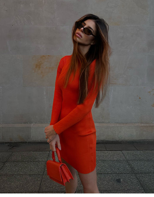 modelka prezentująca dopasowaną sukienkę w neonowym kolorze