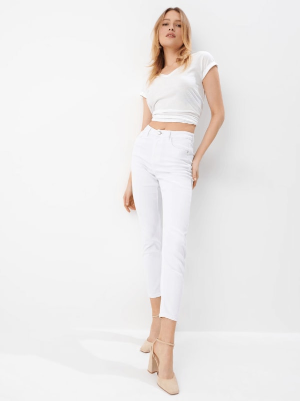 Biały t-shirt z dekoltem V - stylizacja basic z białymi spodniami