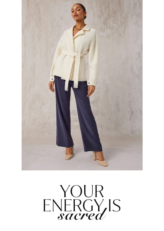 modelka w kurtce z wiązaniem i szerokich spodniach prezentująca styl old money