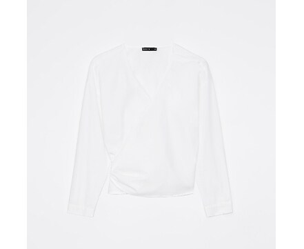 kopertowa bluzka w białym kolorze