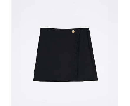 mini spódnico-spodenki w czarnym kolorze i ze złotym detalem