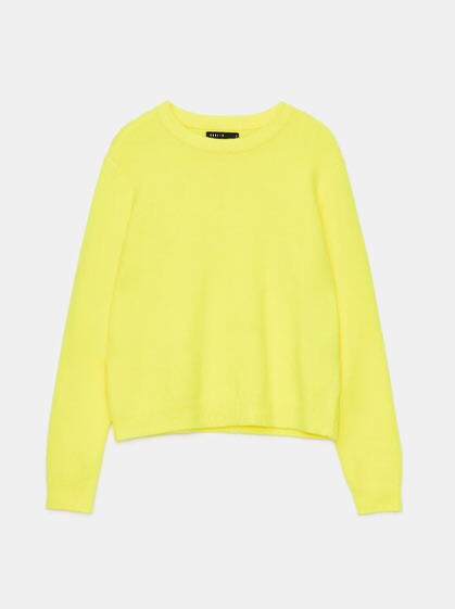 sweter o prostym kroju w neonowym kolorze