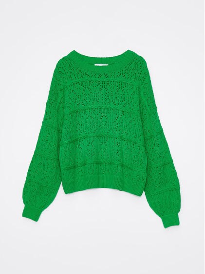 zielony sweter z ozdobnym, warkoczowym splotem