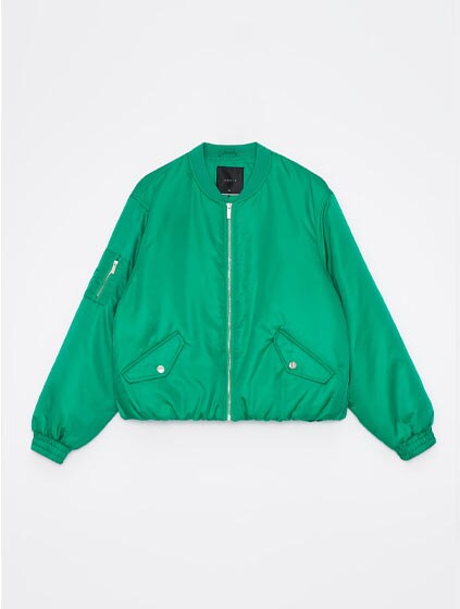 kurtka o kroju bomberki w kolorze zielonym z kieszeniami z zapięciem na napy