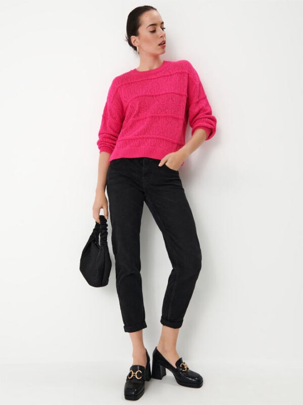 stylizacja z ażurowym sweterem oversize w różowym kolorze