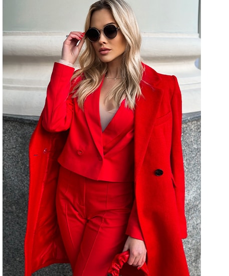 elegancka stylizacja w czerwonym kolorze