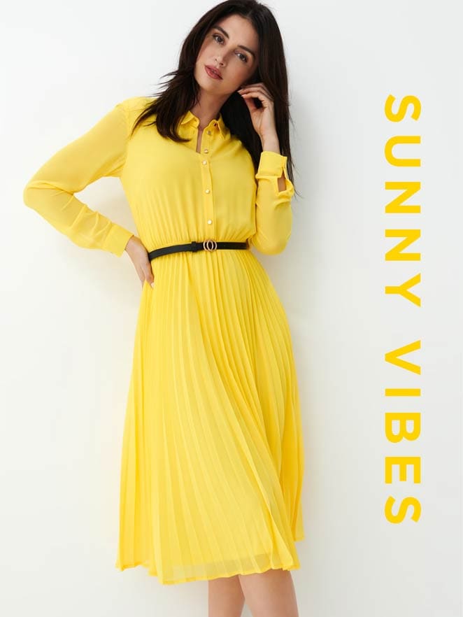 modelka w żółtej sukience z plisowanym dołem