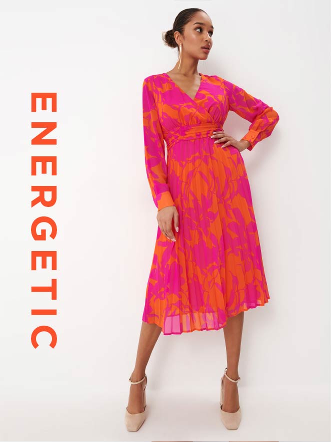 modelka w kopertowej sukience midi w wyrazistym kolorze