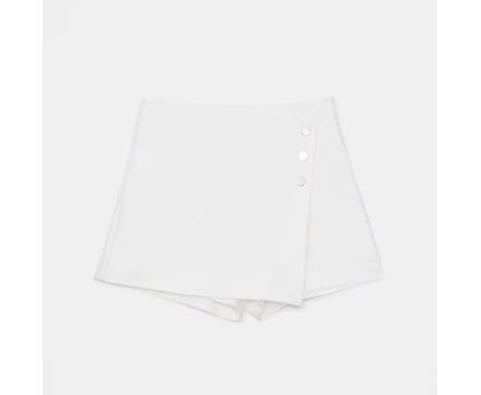 białe spódnico-spodenki o klasycznym kroju