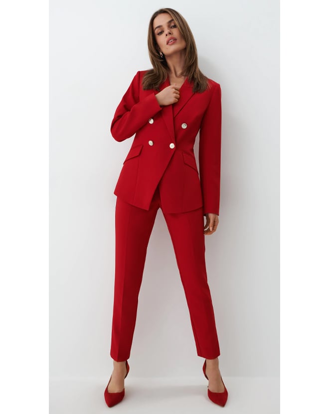 modelka w czerwonym garniturze damskich z pięknymi, delikatnymi guzikami oraz w czerwonych szpilkach