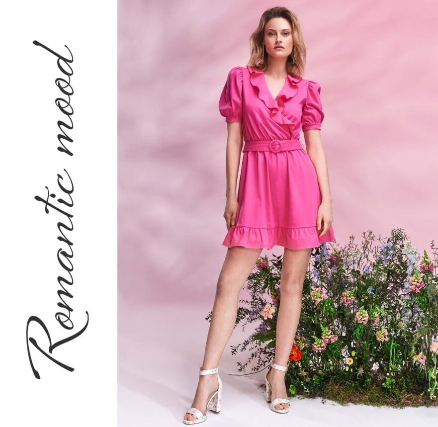 idealna propozycja na co dzień w kolorze różowym - fuksjowa sukienka mini z paskiem w talii
