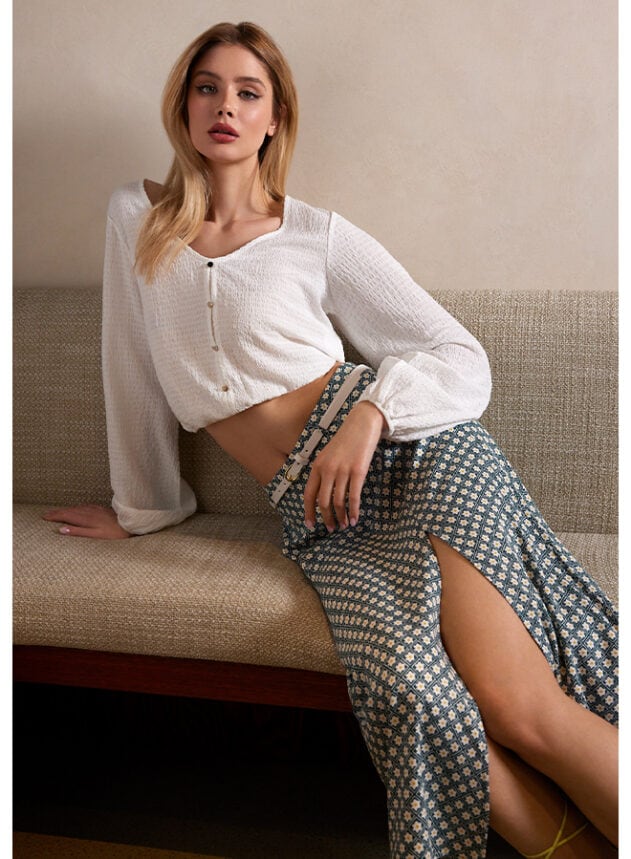 modelka w stylizacji w klimacie boho - długiej spódnicy w kwiatowy print oraz białej bluzce 