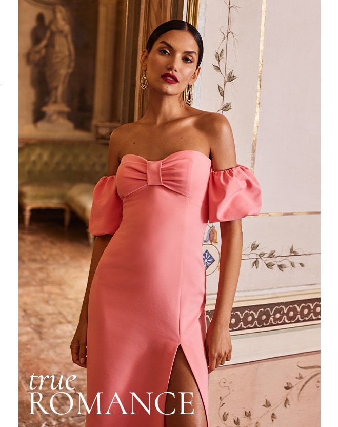 sukienka na wesele, która prezentuje się naprawdę elegancko - różowa hiszpanka z dekoltem w serce 