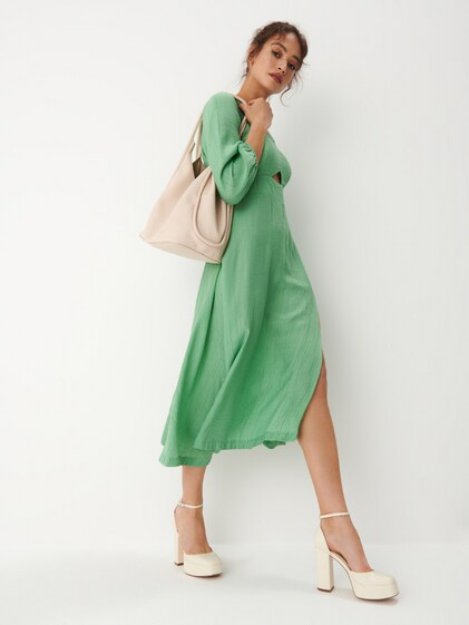 jasna, beżowa torebka typu worek idealnie pasująca do zielonej stylziacji