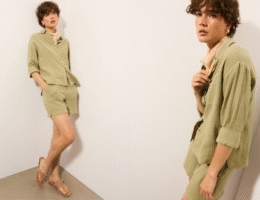 Muślin co to - modelka w komplecie muślinowym w kolorze khaki 2025