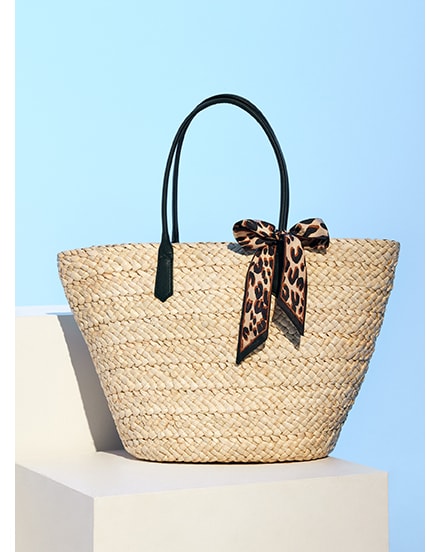 torebka wykonana ze słomki idealna na plaże