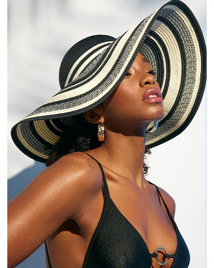 duży, słomkowy kapelusz w minimalistycznych kolorach - czerni i bieli