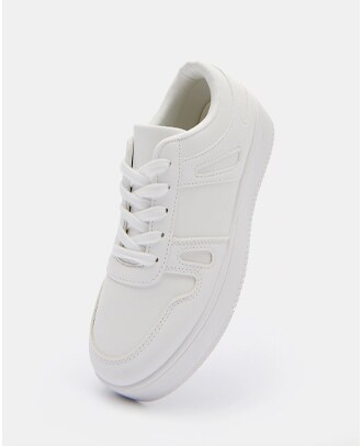 białe sneakersy z wiązaniem