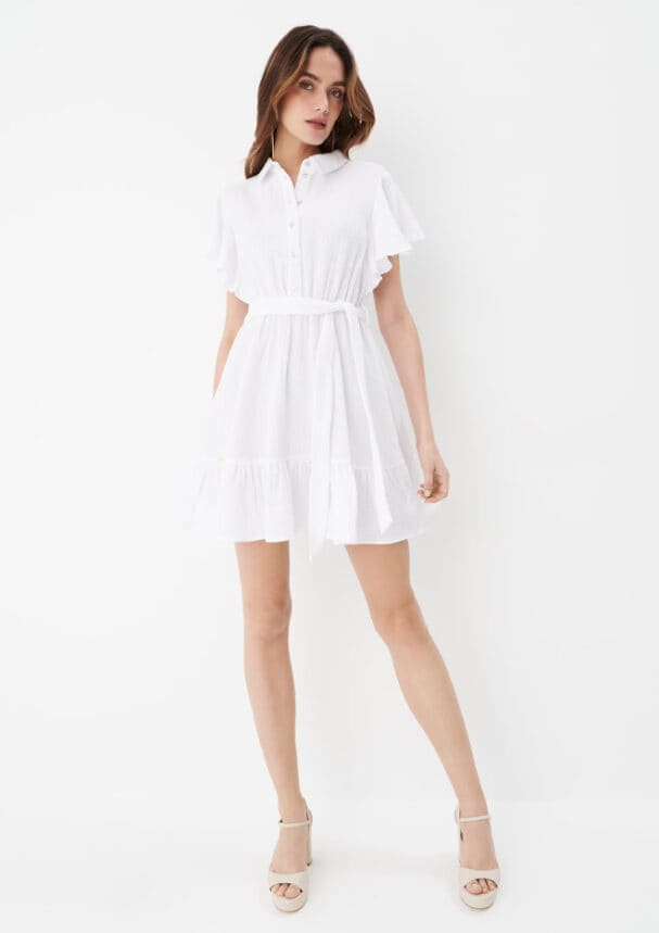 sukienka o długości mini w białym kolorze to idealna opcja na wiosnę i lato