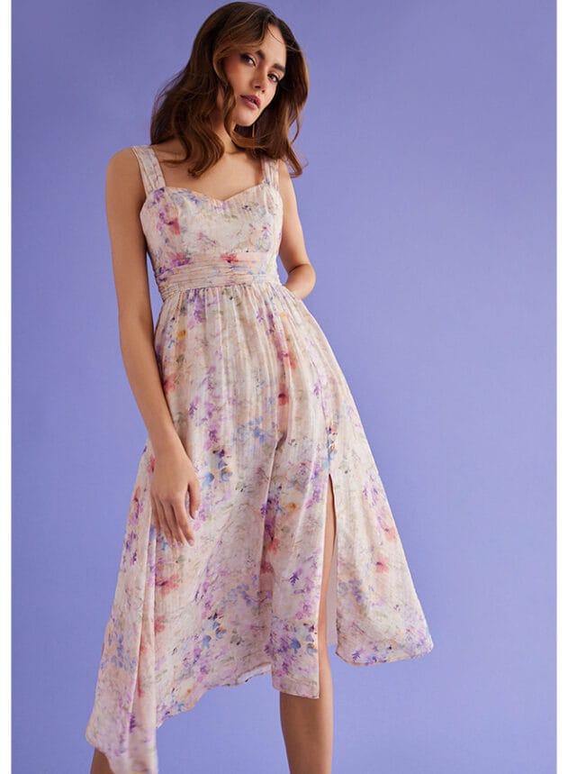 sukienka o długości midi w kwiaty na szerokich ramiączkach, jako idealna stylizacja na lato