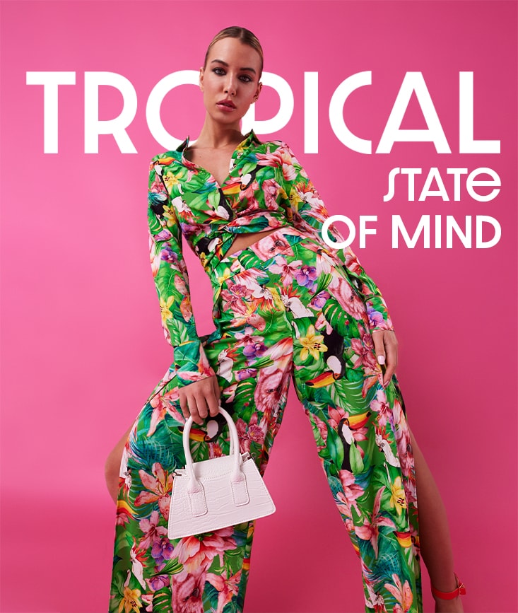 model într-un stil colorat - cămașă și pantaloni cu imprimeu tropical
