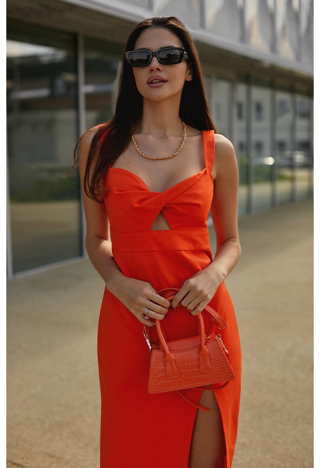 rochia portocalie este un succes în această vară. Pariaza pe un model feminin si arata senzational