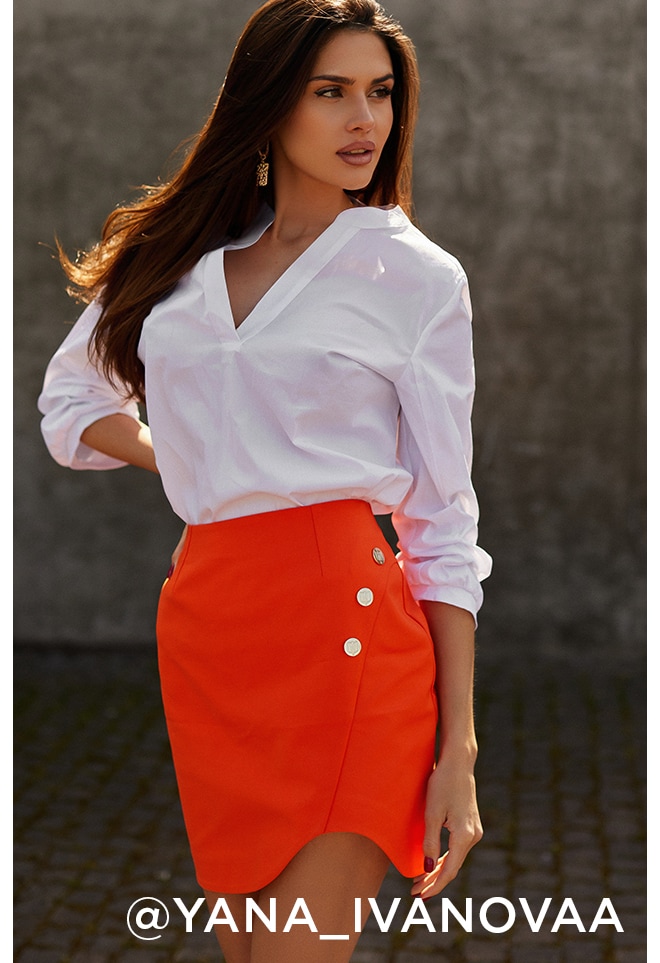 biało-pomarańczowy outfit to hit tego sezonu. postaw na białą bluzkę i pomarańczową spódnicę