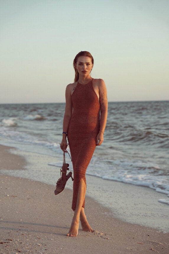 stil boho - fotografie a unui model într-o rochie cu fante pe plajă
