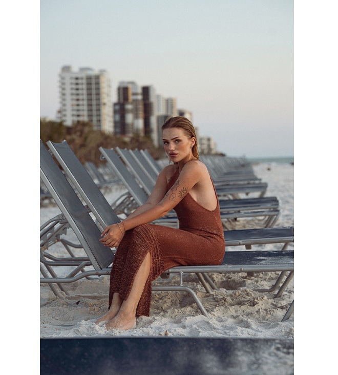 modelka w sukience z rozcięciem na lato od MOHITO na plaży